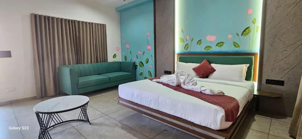 Shree Jalaram Resort Kodāe Exteriér fotografie
