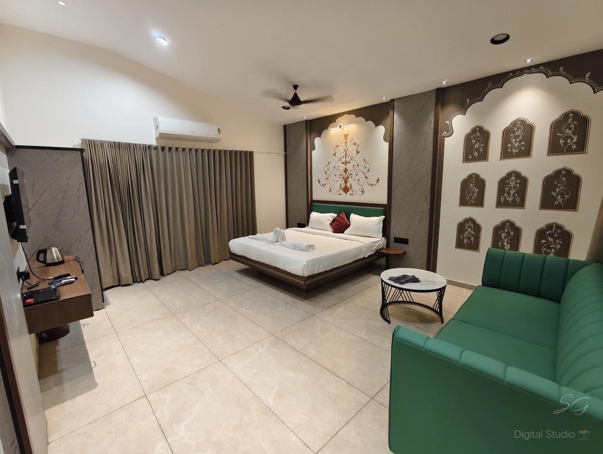Shree Jalaram Resort Kodāe Exteriér fotografie